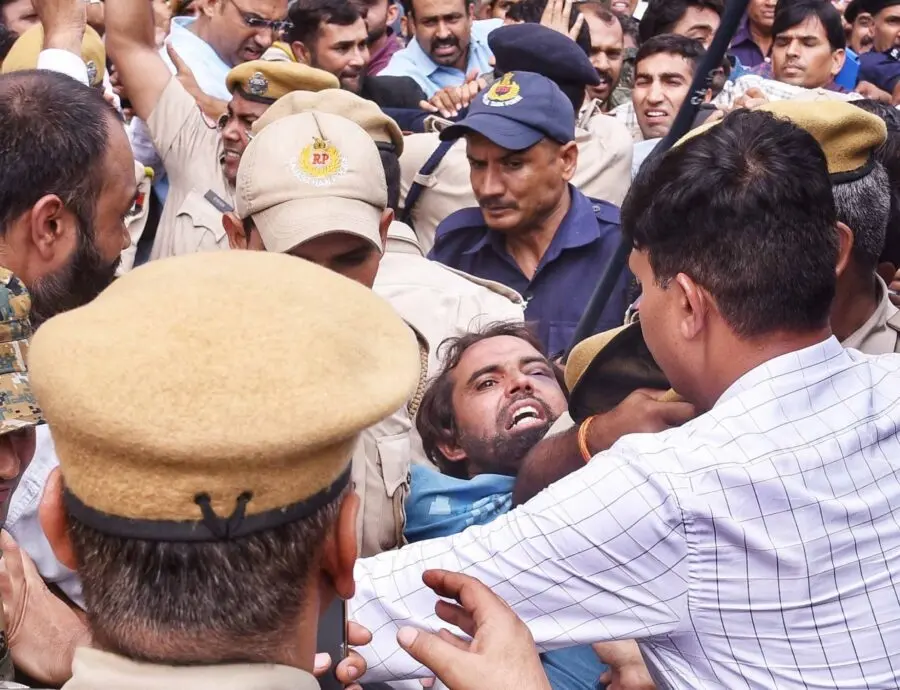 अदालत के बाहर गुस्साई भीड़